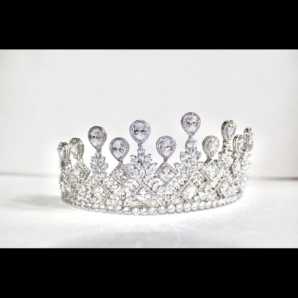 Simulated diamond wedding tiara - Picture 4 of 4